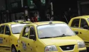 Taxista de Bogotá capturado por estafar a pasajeros con el 'cambiazo' de tarjetas bancarias