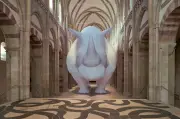 Un rinoceronte inflable gigante transforma una iglesia medieval alemana en obra de arte