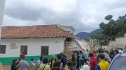 Video muestra el instante en que camión de basura destruye casa histórica en La Candelaria, Bogotá