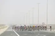 Viento y caída marcan inicio del UAE Tour 2026: Del Toro sorprende, colombianos resisten
