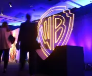 Warner Bros. analiza nueva oferta de Paramount en pugna por control de estudios