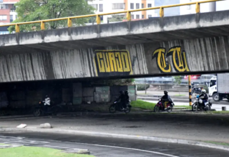 Cali: Motociclistas invaden corredor peatonal bajo puente de Sameco pese a controles de tránsito