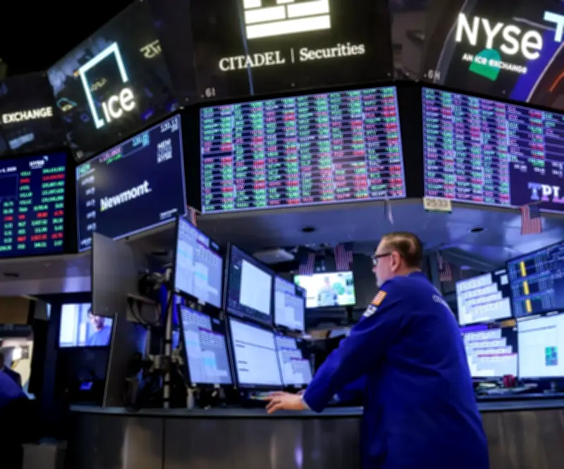 Mercados financieros en caída libre: bonos se desploman y acciones amplían pérdidas