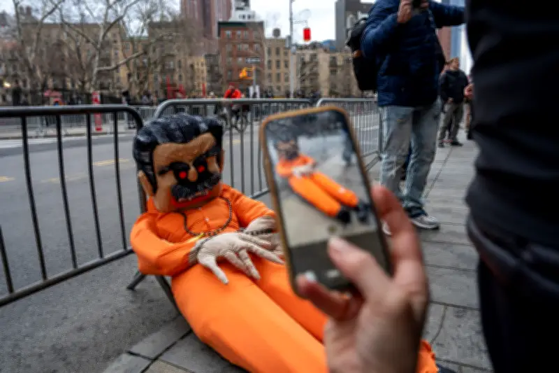 Muñeco de Nicolás Maduro protagoniza protesta frente a corte federal en Nueva York