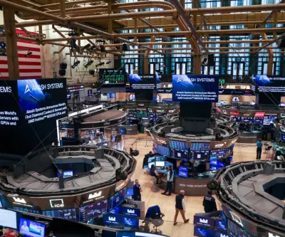 Acciones caen por temores geopolíticos y problemas en crédito privado mientras petróleo sube