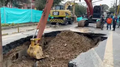 Acueducto de Bogotá estima un mes para reparar enorme socavón en Suba