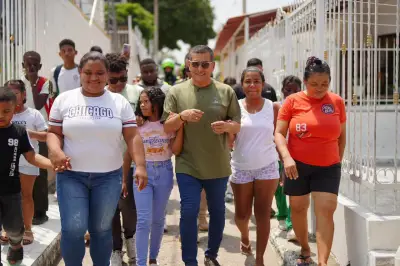 Alcalde cumple promesa a niña con bicicleta, computador y parque con su nombre en Cartagena