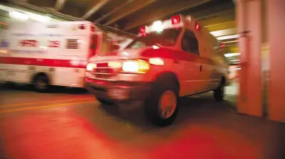 Ambulancia sin servicio activo atropella a ciclista herido en Cali, desata indignación