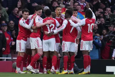 Arsenal derrota 2-1 al Chelsea con goles de estrategia y mantiene liderato en Premier League