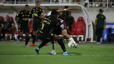 Atlético Bucaramanga pierde invicto de 14 partidos tras caída 2-0 ante Junior en Barranquilla