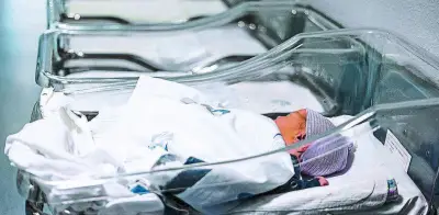 Autonomía femenina y compromisos masculinos: claves en la caída global de la fecundidad