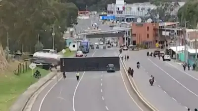 Bloqueo fronterizo con contenedores en Ipiales causa crisis turística y económica