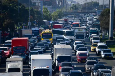 Bogotá enfrenta caos vial por obras y pico y placa: rutas alternas y estado de Transmilenio
