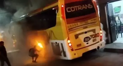 Bus de Cotrans se incendia en Capitanejo, Santander; pasajeros evacuan a tiempo