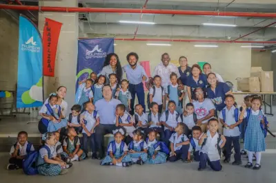 Cartagena entrega más de 200 kits escolares a niños del barrio Olaya Herrera