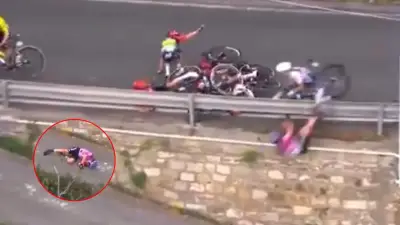 Ciclista sufre grave caída en Milán-San Remo y es trasladada de urgencia al hospital