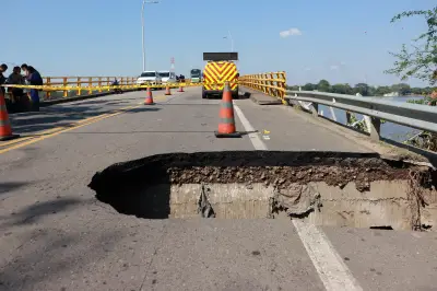 Cierre total del puente Guillermo Gaviria por enorme cráter en acceso vial entre Barrancabermeja y Yondó