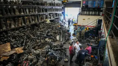 Desmantelan gigantesca bodega de autopartes robadas en Bogotá: borraban números con ácido