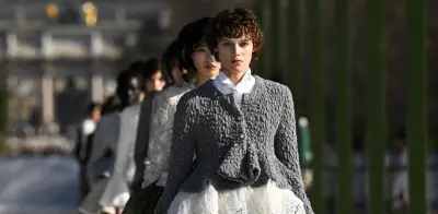 Dior, Saint Laurent y Loewe brillan en París con reinterpretaciones de clásicos en la Semana de la Moda