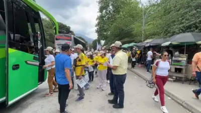 Docentes de Santander marchan hacia Bogotá en caravana para exigir mejoras en salud