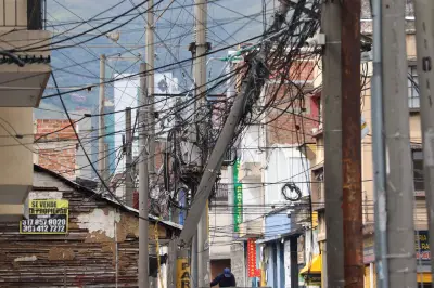 Dos hombres sufren graves descargas eléctricas en Cali durante presuntos robos al tendido