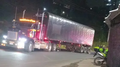 Dos menores fallecen en trágico accidente entre moto y tractocamión en La Estrella, Antioquia