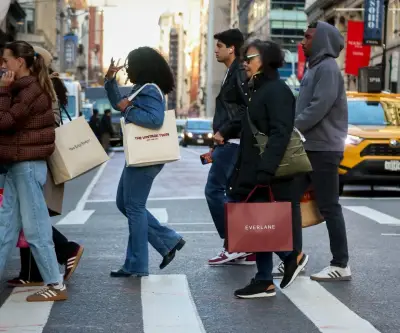 Economía de EE.UU. pierde impulso mientras inflación se mantiene firme antes del conflicto