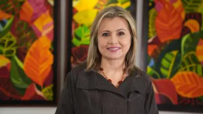 Edna Bonilla defiende el centro político y critica la politización de la educación en Colombia