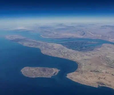 Emiratos Árabes y Kuwait recortan producción petrolera tras bloqueo iraní en Ormuz