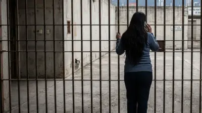 Empleada bancaria judicializada por entregar datos de clientes a extorsionistas en cárcel