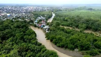 Erosión del río Carepa borra barrio en Antioquia: familias desplazadas claman ayuda urgente