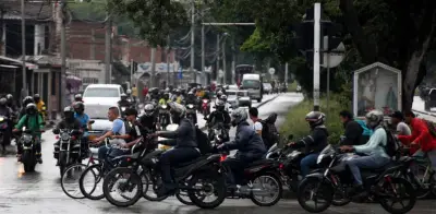 ¿Es obligatorio llevar la placa en el casco? Autoridades aclaran la normativa actual