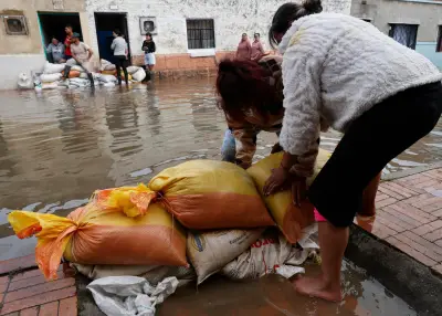 Facatativá enfrenta emergencia por inundaciones: familias limpian y reciben ayuda