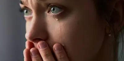 Heráclito y la sabiduría del llanto: por qué llorar no es debilidad sino fortaleza emocional