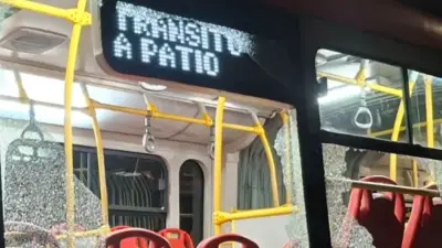Hombre en condición de calle destruye vidrios de Transmilenio tras no recibir dinero