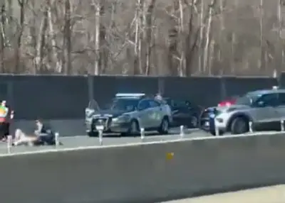 Hombre provoca choque múltiple y ataca con arma blanca en autopista de Virginia