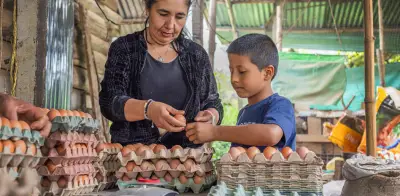 Informalidad laboral femenina en Colombia: 80% de madres con tres hijos fuera del empleo formal