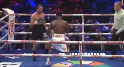 Jhon 'El Tigre' Orobio retiene su cinturón WBC con un espectacular nocaut en el quinto asalto