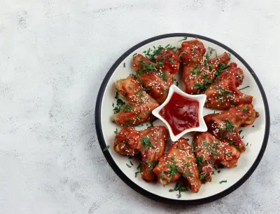 La historia y receta de las alitas de pollo: un clásico de la gastronomía americana