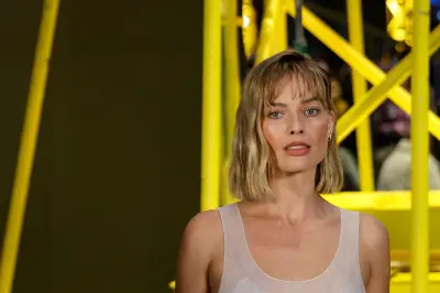 Margot Robbie revoluciona la moda con su nuevo long bob en el desfile de Chanel en París