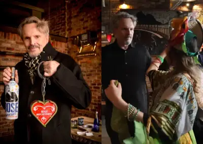 Miguel Bosé celebra su llegada a Bogotá con fiesta y música antes de concierto