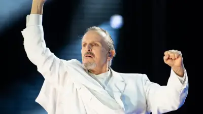 Miguel Bosé emocionó a Bogotá con un concierto lleno de nostalgia y éxitos