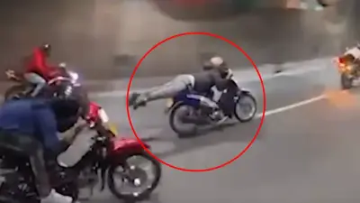 Motociclistas realizan peligrosas acrobacias en túnel de Cali durante piques ilegales