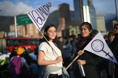 Mujeres marchan en Bogotá contra violencia de género en el Día Internacional de la Mujer