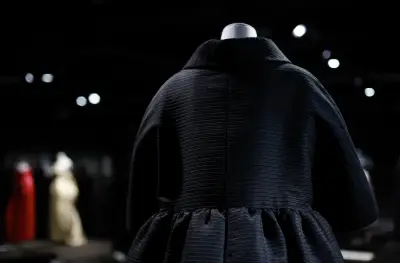 Museo Balenciaga explora la profunda amistad creativa entre el maestro español y Hubert de Givenchy