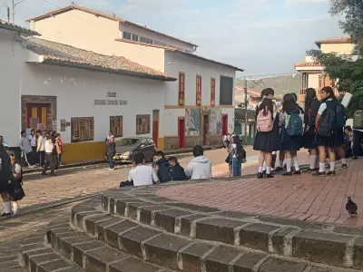 Padres de familia sellan colegio en Curití por denuncias de maltrato y discriminación a estudiantes