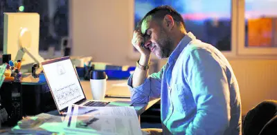 Parpadeo frente a pantallas: ¿Por qué 15 veces por minuto es clave para evitar fatiga visual?