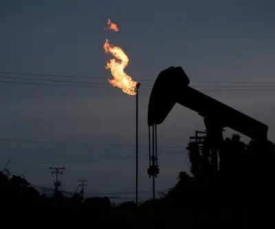 Petróleo se desploma más del 10% tras declaraciones de Trump sobre fin de guerra con Irán