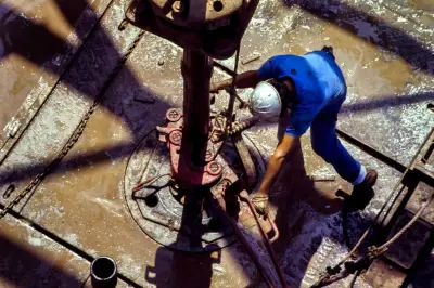 Petróleo se dispara por conflicto en Medio Oriente y cierre del estrecho de Ormuz