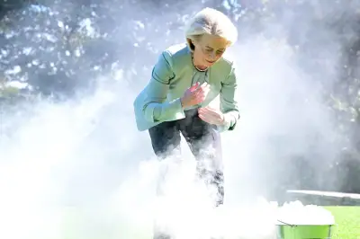 Presidenta de la UE participa en ceremonia de purificación durante visita oficial a Australia